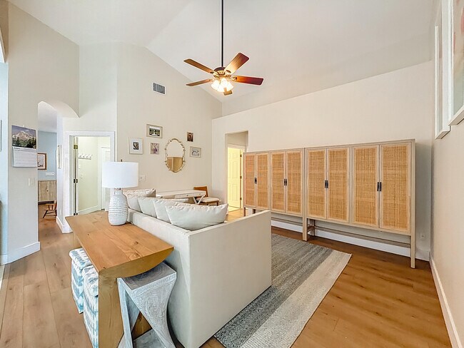 Building Photo - 1143 Canoe Point
