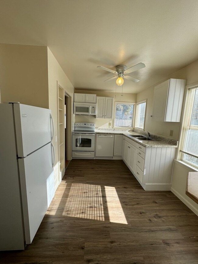 Building Photo - 915 Division St