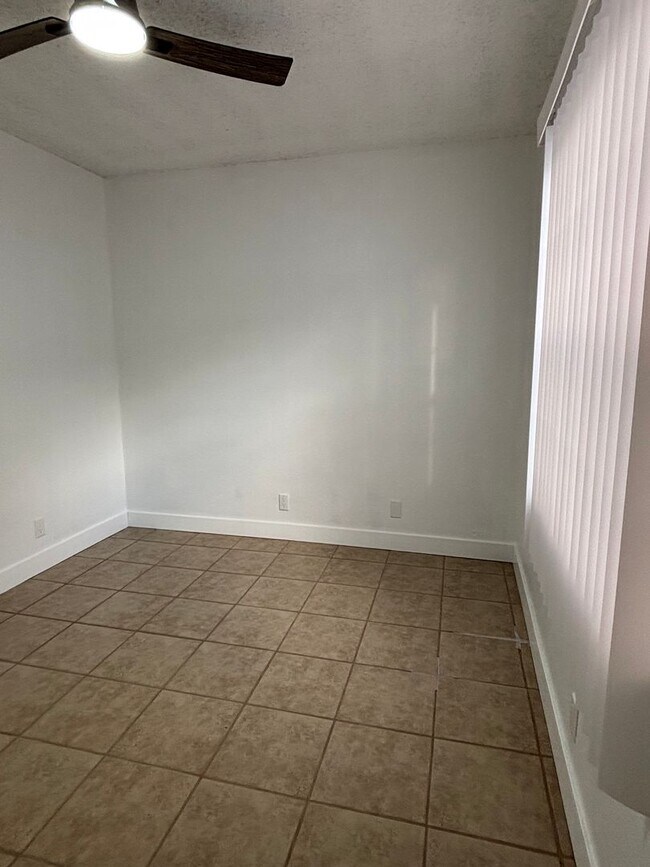 Building Photo - Charming 2 Bedroom Long Beach Apartment - Close to PCH!