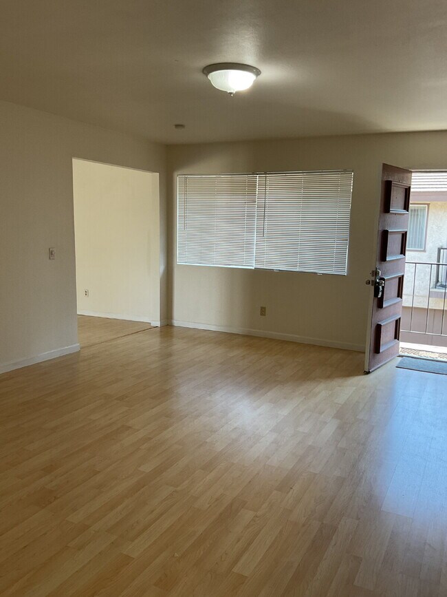 Building Photo - "Discover Coastal Living: Spacious 3-Bed, 2-Bath Townhouse