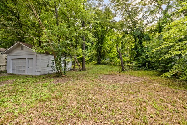 Building Photo - 832 Meadowbrook Dr