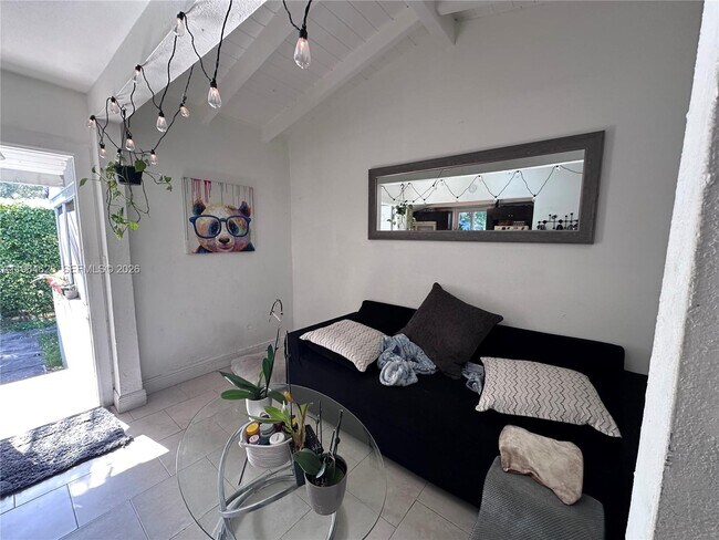 Building Photo - 2125 Bay Dr