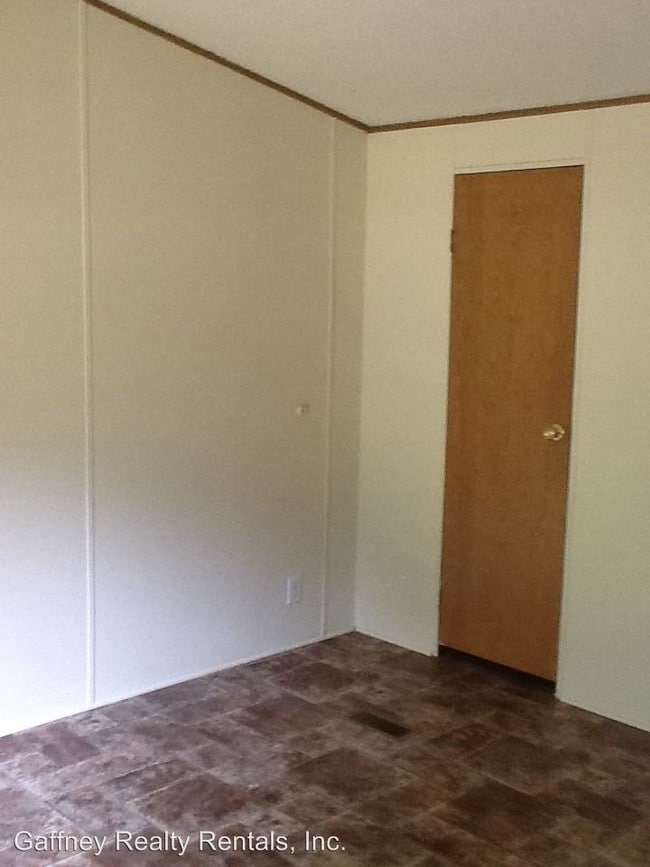 Building Photo - 4 br, 2 bath House - 308 River Dr.
