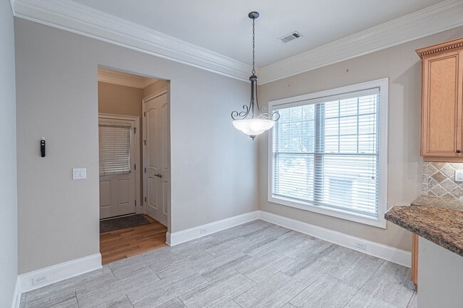 Building Photo - Stunning 4-bedroom, 3.5-bathroom home loca...