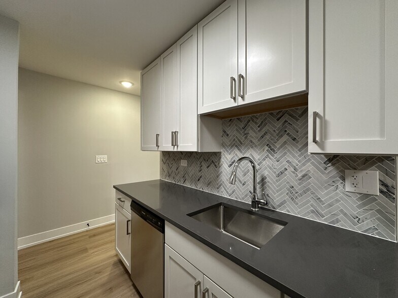 Building Photo - 531 W Aldine Ave