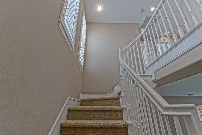 Building Photo - BEAUTIFUL, BRIGHT & AIRY, 3BR2.5BA TOWNHOME ON THE WESTERN-MOST CORNER/END OF THE EXCLUSIVE 1800 ...