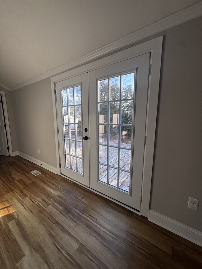 Building Photo - 616 Poplar Ave