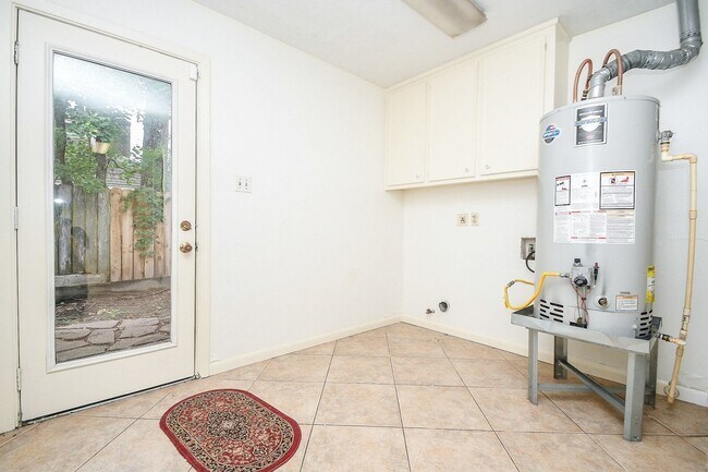 Building Photo - 6702 Spring Leaf Dr