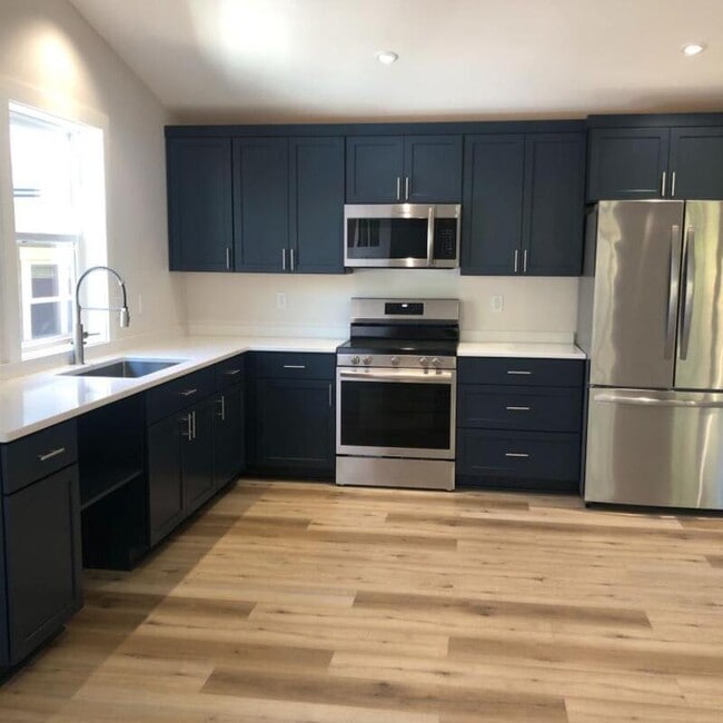 Building Photo - 261 Sixth St