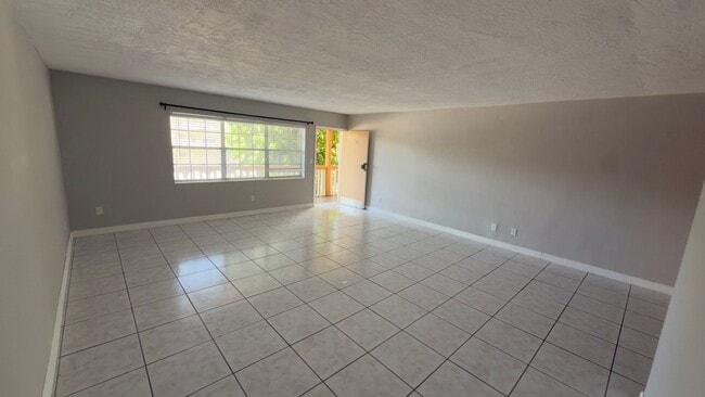 Building Photo - Spacious 1-Bed Condo in Sutton House – 974 SF, East of Biscayne