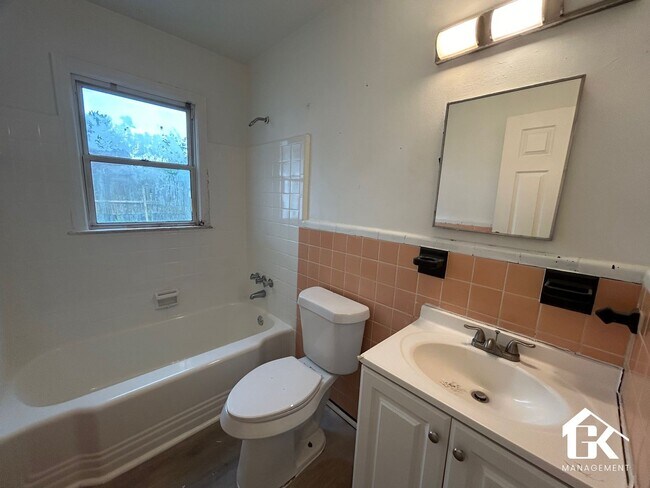 Building Photo - 5915 Farmbrook St