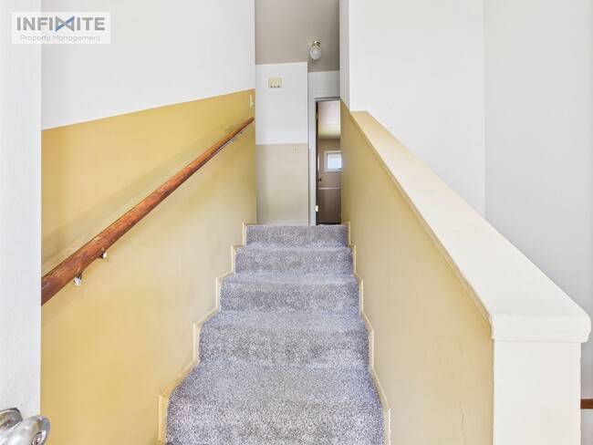 Building Photo - 4 Bedroom Near Downtown!