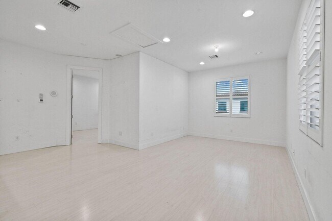 Building Photo - 1221 Faulkner Ter