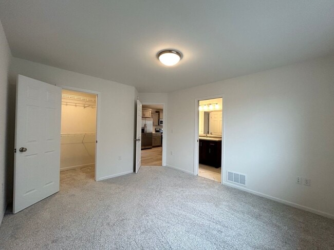 Building Photo - Spacious & Stylish 4-Bed Home with Modern Finishes and Attached 2-Stall Garage