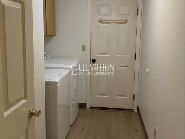 Building Photo - 61875 Avonlea Cir