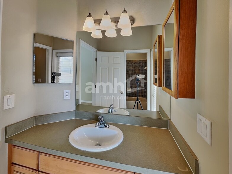 Building Photo - 432 York Dale Dr