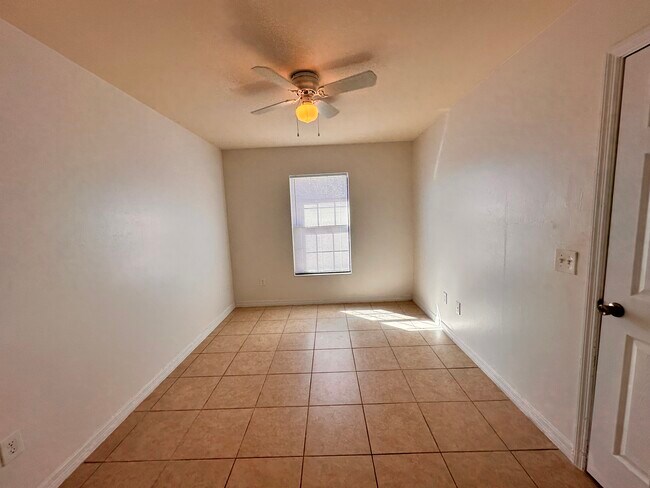 Building Photo - 1043 SE 11th Terrace