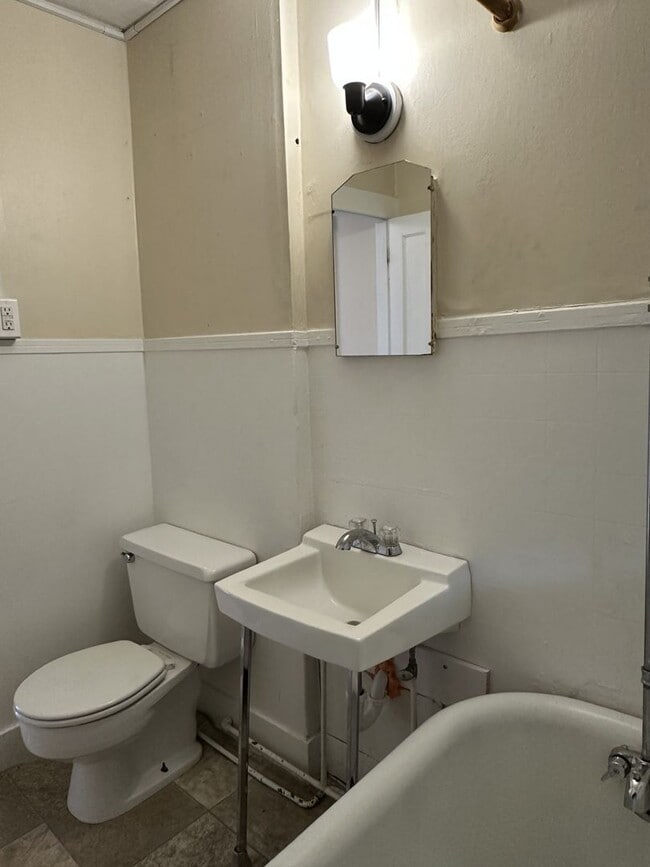 Building Photo - 160-162 Center Street