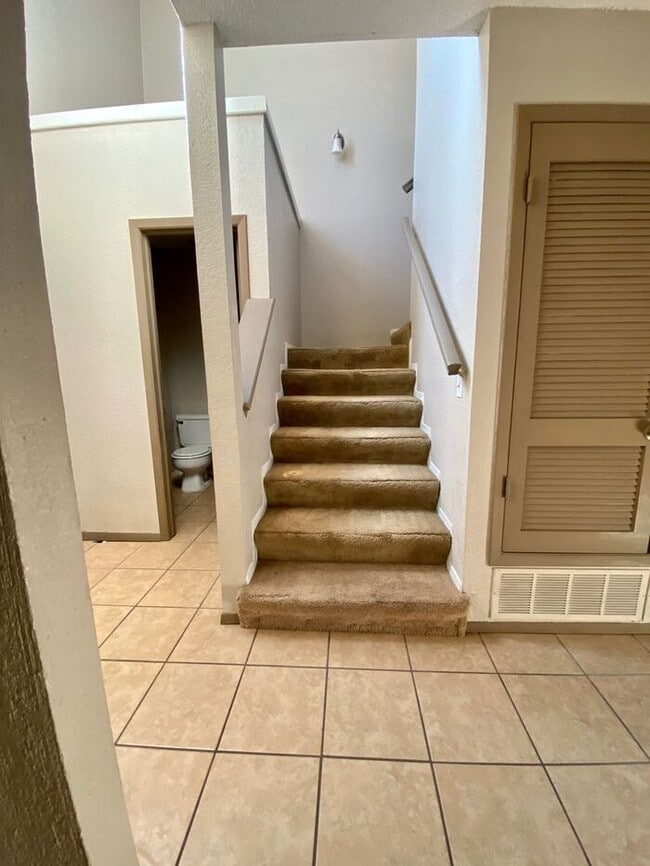 Building Photo - 2 Bedroom Townhome with Refrigerated Air
