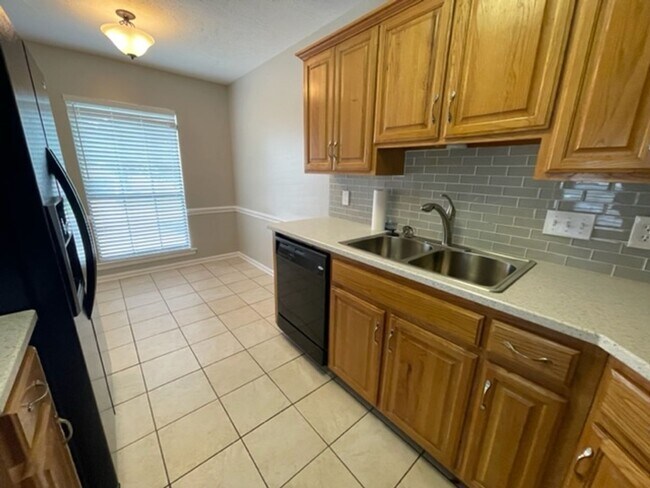 Building Photo - 1604 Queen Elizabeth Ct