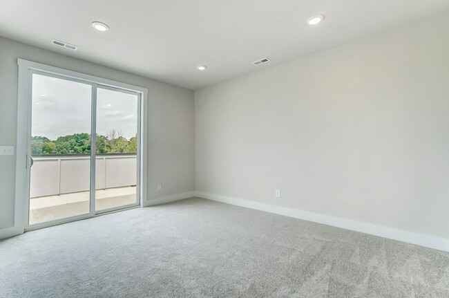 Building Photo - 3 Bedroom Townhome minutes from South End!