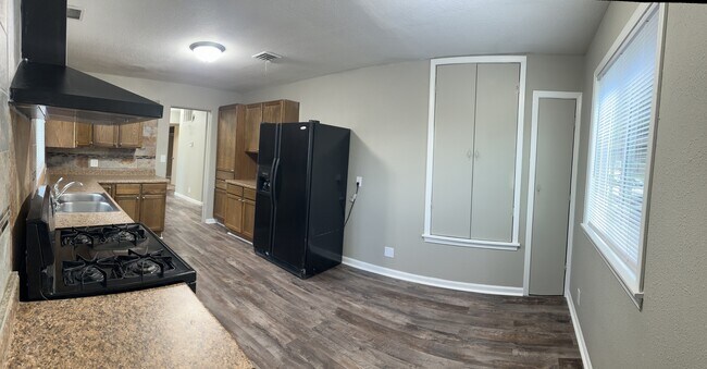 Building Photo - 602 Sara St