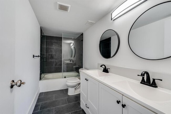 Building Photo - 2200 S Cypress Bend Dr