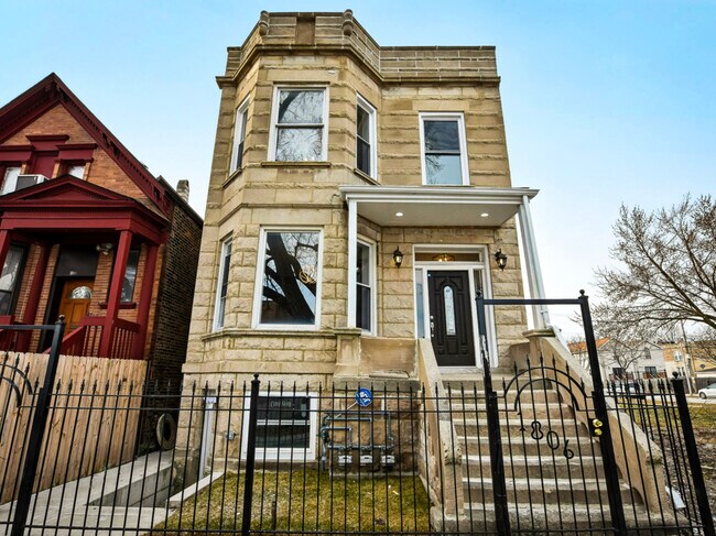 Primary Photo - 1806 S Trumbull Ave