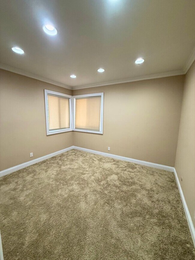 Building Photo - MUST SEE 6 BEDROOM 3 BATH HOUSE - SOUTH TO...