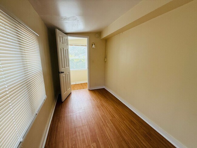 Building Photo - 320 21st Ave S