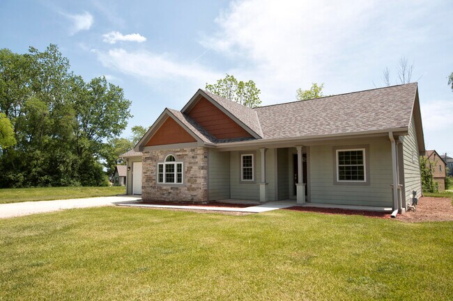 Building Photo - 1255 Westwood Dr