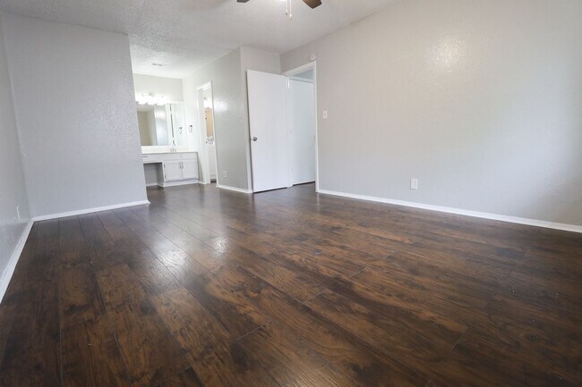 Building Photo - Recently renovated 2 Bedroom!