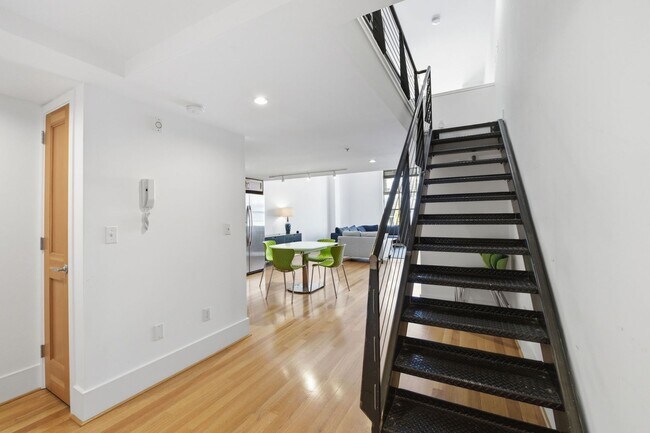 Building Photo - 520 6th St