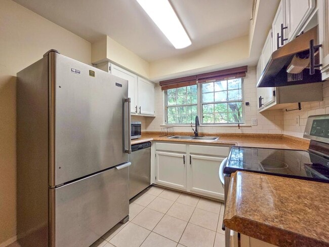 Building Photo - 7758 New Providence Dr