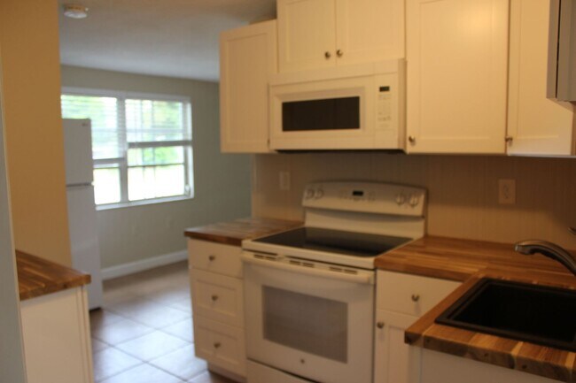 Building Photo - 2 Bedroom 1 Bath Utilities included