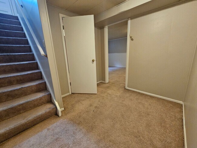 Building Photo - Virginia Village 4 Bed 3 Baths Large Yard Attached Garage Super Spacious!