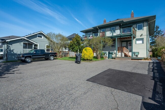 Building Photo - Charming 1BR/1BA Main Floor View Unit in Desired Neighborhood (Sunset Hill)