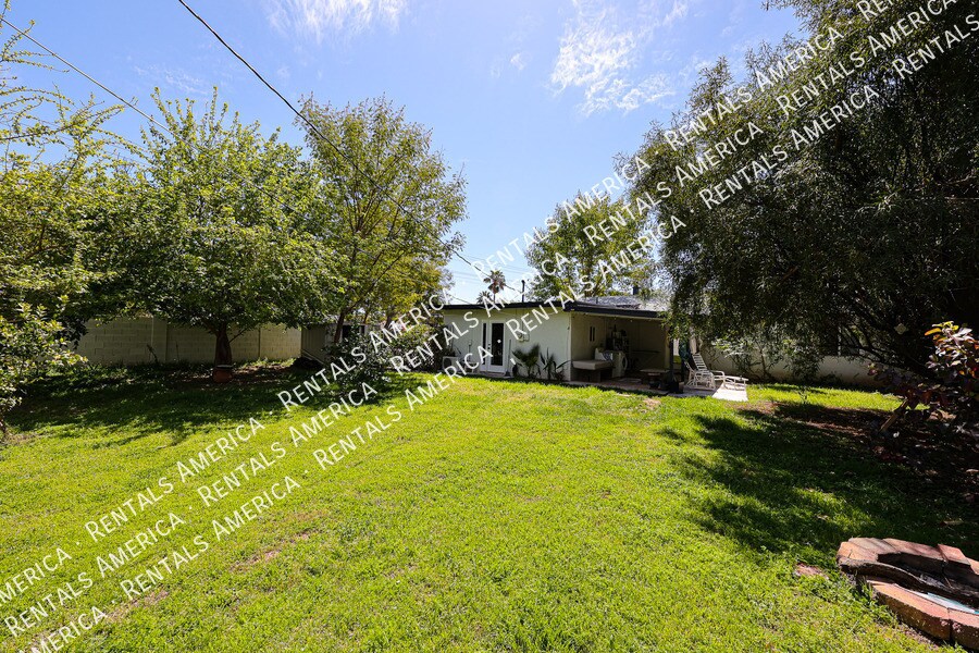 Building Photo - 1538 E Cedar St