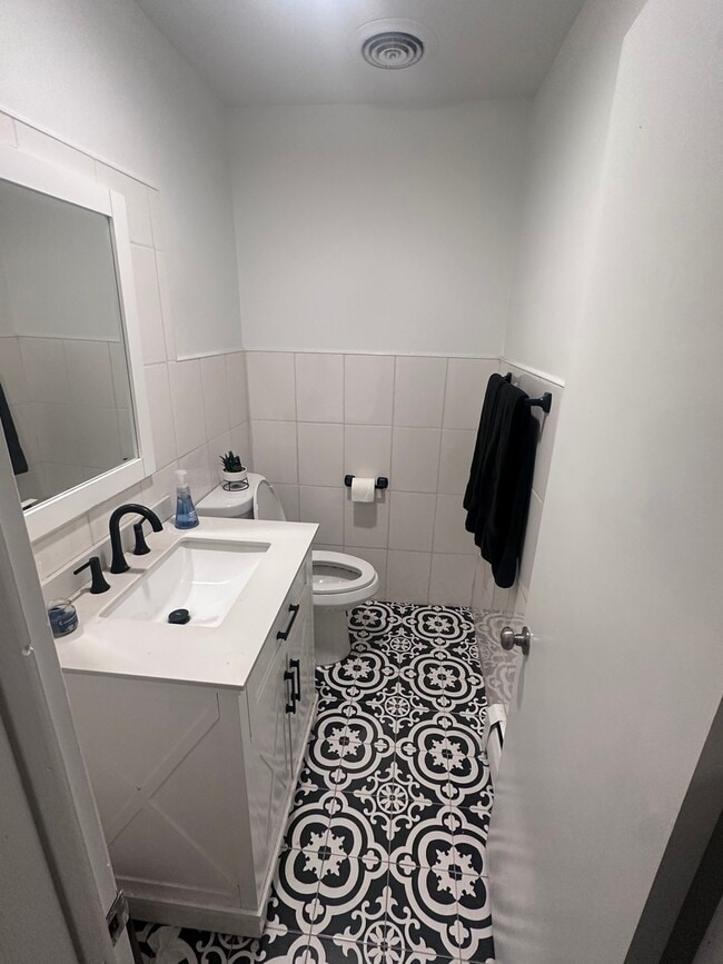 Building Photo - 1465 N Northwest Hwy