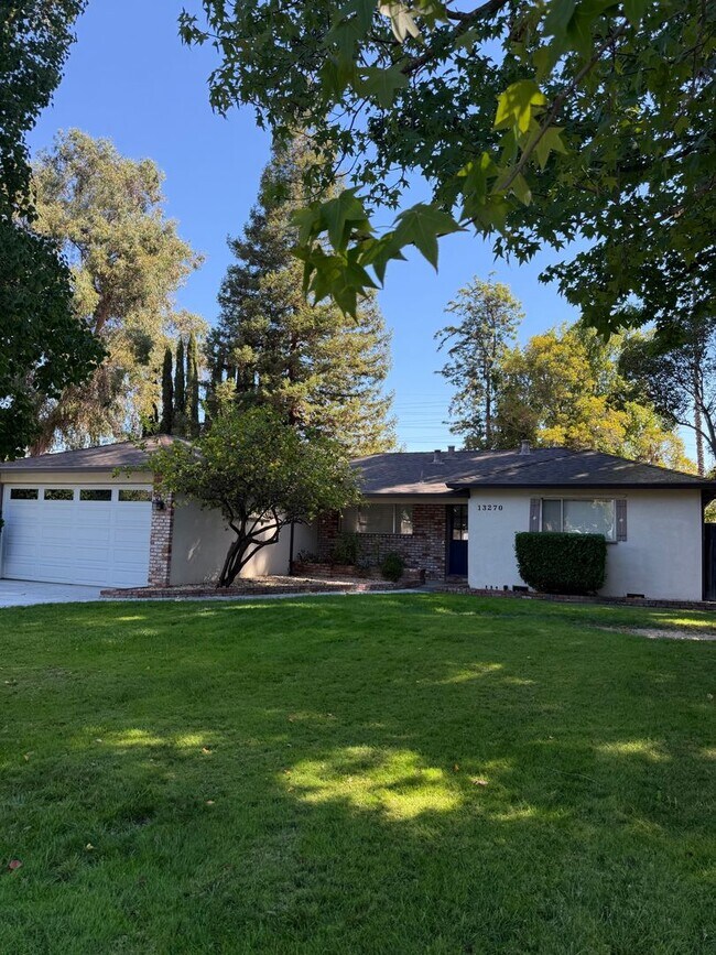 Building Photo - Spacious Waverly Park Home