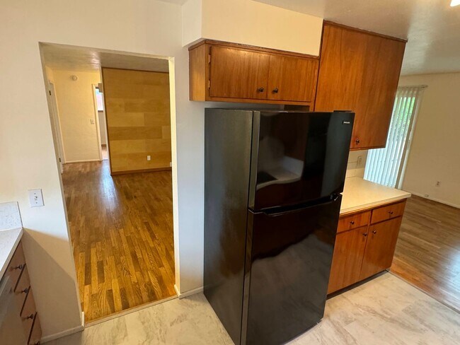 Building Photo - 3+ Bedroom House in Friendly Area