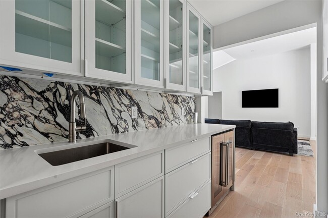 Building Photo - 10 Hampton St