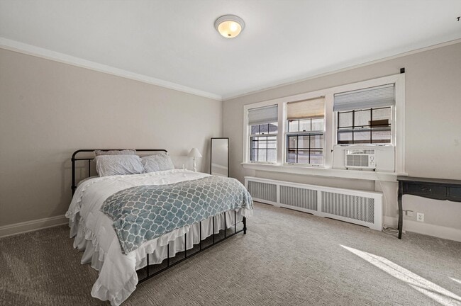 Building Photo - 2835 N Lake Dr