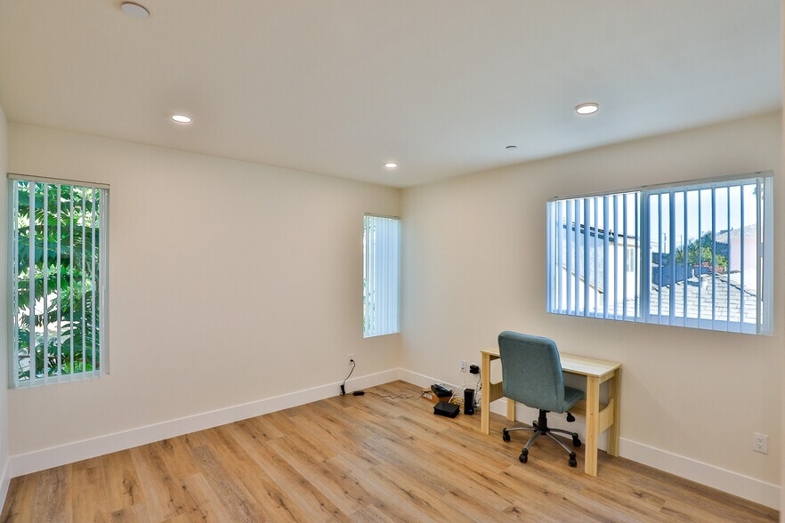Building Photo - 1164 W 37th Pl