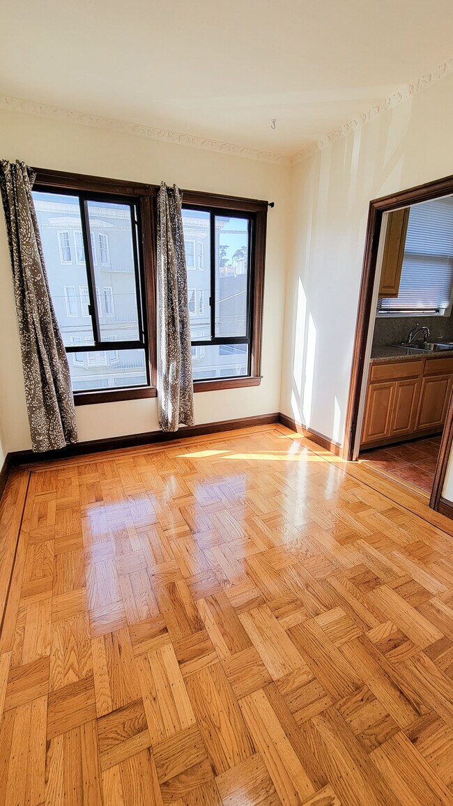 Dinning Room - 390 31st Ave
