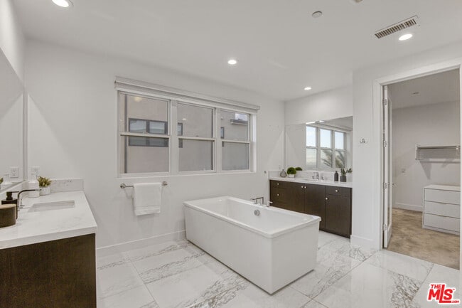 Building Photo - 20248 Willoughby Ln