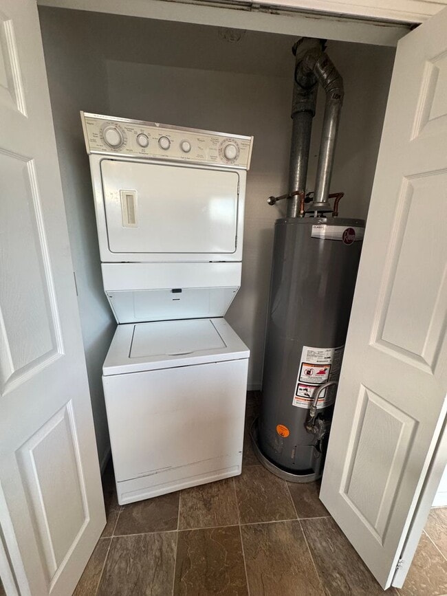 Building Photo - 498-498 W Bellflower Dr