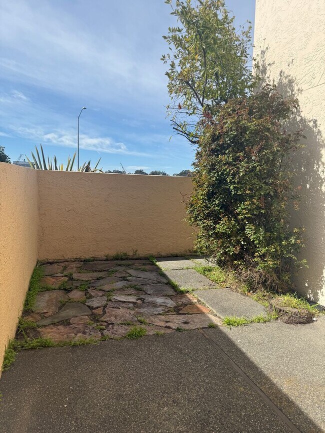 Building Photo - Mariners Landing Waterfront 1 Bed / 1 Bath Condo in Gated Community – Near Vallejo Ferry Building