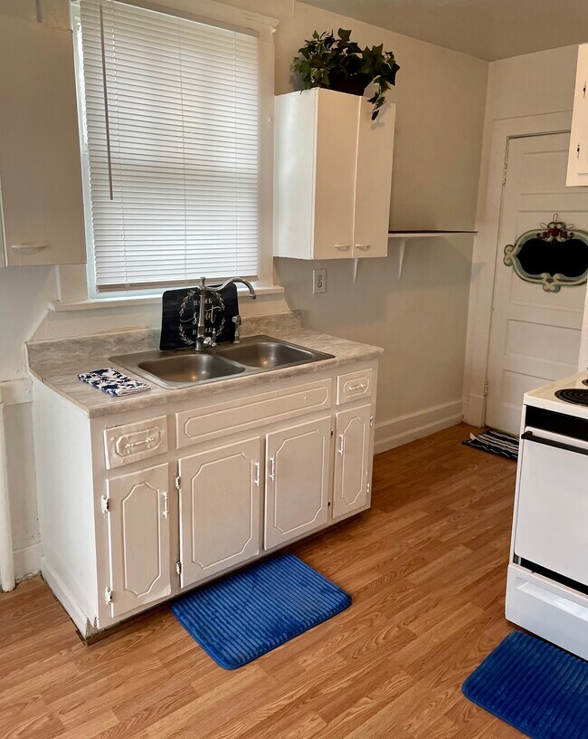 Building Photo - 858 Gracey Ave