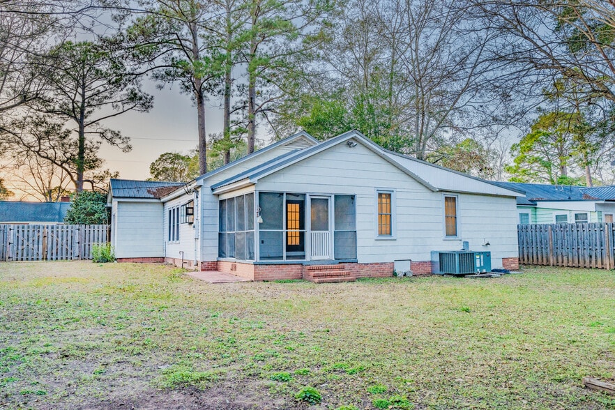 Building Photo - 104 Rosewood Dr